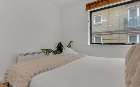 Globe View: Diseño De Interiores, Pared, Habitación, Madera, Mueble, Linos, Cama, Suelo, Habitación, Lecho