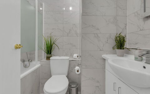 Globe View: Asiento Del Baño, Baño, Baño, Arreglo De Tubería, Pared, Piso, Diseño De Interiores, Suelo, Lavabo, Mueble De Baño