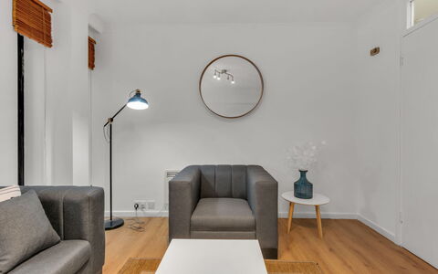 Globe View: Mueble, Diseño De Interiores, Piso, Pared, Suelo, Sofá, Madera, Sala, Casa, Habitación