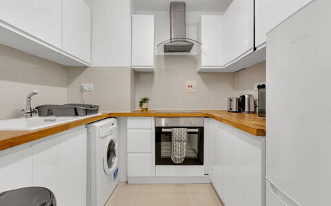 Globe View: Mostrador, Cocina, Piso, Electrodoméstico, Diseño De Interiores, Aparato De Cocina, Gabinetes, Suelo, Madera, Techo