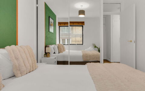 Globe View: Diseño De Interiores, Pared, Piso, Habitación, Suelo, Madera, Cama, Linos, Sábana, Techo