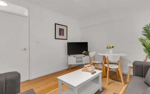 Globe View: Diseño De Interiores, Mueble, Piso, Suelo, Madera, Techo, Sofá, Habitación, Suelos De Madera, Sala