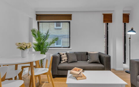 Globe View: Mueble, Diseño De Interiores, Piso, Pared, Suelo, Sofá, Mesa, Madera, Habitación, Sala