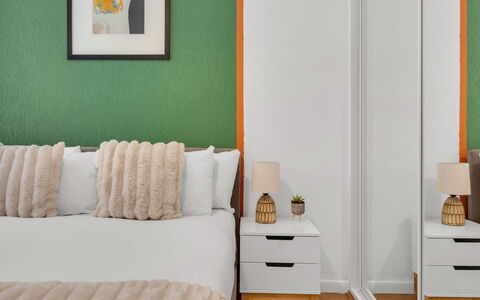 Globe View: Mueble, Cama, Habitación, Diseño De Interiores, Lecho, Sábana, Madera, Linos, Suelo, Piso