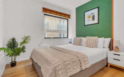 Globe View: Mueble, Diseño De Interiores, Cama, Habitación, Piso, Suelo, Sábana, Lecho, Madera, Habitación