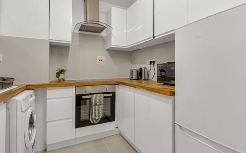 Globe View: Cocina, Mostrador, Aparato De Cocina, Piso, Gabinetes, Electrodoméstico, Diseño De Interiores, Madera, Suelo, Techo