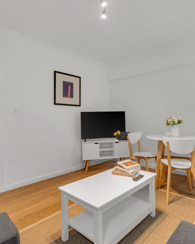 Globe View: Diseño De Interiores, Mueble, Piso, Suelo, Madera, Techo, Sofá, Habitación, Suelos De Madera, Sala