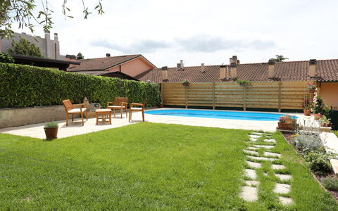 Antonietta: Hierba, Propiedad, Yarda, Césped, Patio Interior, Césped Artificial, Jardín, El Terreno Del Lote, Patio, Casa