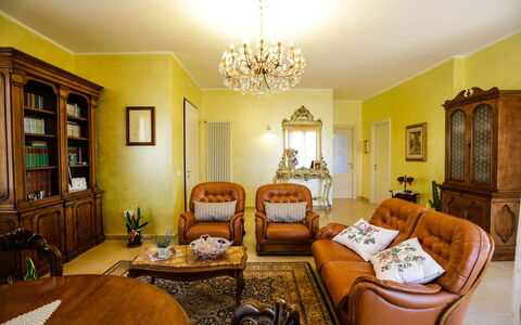 Antonietta: Habitación, Propiedad, Diseño De Interiores, Sala, Mueble, Amarillo, Verde, Edificio, Casa, Bienes Raíces