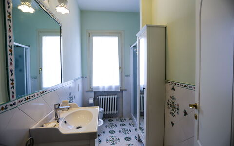 Antonietta: Baño, Habitación, Propiedad, Edificio, Casa, Suelo, Arquitectura, Diseño De Interiores, Bienes Raíces, Loseta