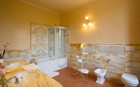 Villa Rocchi: Habitación, Propiedad, Baño, Suelo, Amarillo, Diseño De Interiores, Pared, Edificio, Loseta, Bienes Raíces
