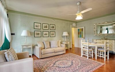 Melissa: Habitación, Mueble, Diseño De Interiores, Propiedad, Sala, Edificio, Techo, Pared, Suelo, Casa