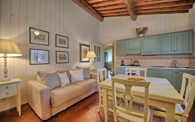 Tamerice: Habitación, Mueble, Diseño De Interiores, Propiedad, Sala, Edificio, Techo, Suelo, Mesa, Pared