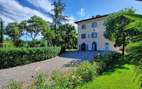 Villa Marietta: Propiedad, Azul, Verde, Casa, Casa, Vegetación, Bienes Raíces, Cielo, Paisaje Natural, Inmuebles