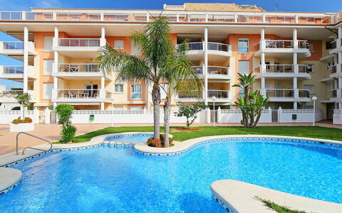 Estrella del Mar: Agua, Edificio, Tiempo De Día, Propiedad, Cielo, Planta, Azur, Piscina, Árbol