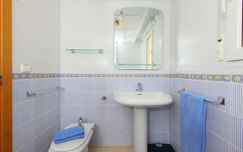 Estrella del Mar: Espejo, Arreglo De Tubería, Grifo, Lavabo, Propiedad, Lavabo Del Baño, Azul, Púrpura, Baño, Diseño De Interiores