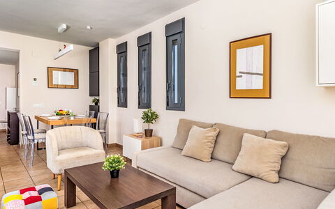 Alamar: Mueble, Diseño De Interiores, Piso, Sofá, Suelo, Madera, Habitación, Mesa, Sala, Departamento