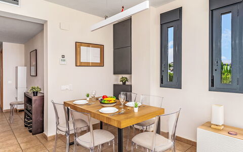 Alamar: Mueble, Diseño De Interiores, Piso, Mesa, Madera, Silla, Cocina Y Comedor Mesa, Comedor, Suelo, Habitación