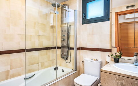 Alamar: Baño, Arreglo De Tubería, Piso, Diseño De Interiores, Suelo, Lavabo, Bañera, Plomería, Grifo, Baño