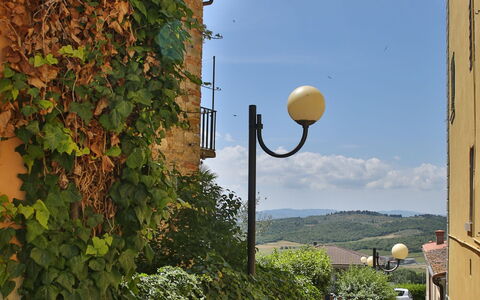 Il Pigionale: Luz De La Calle, Encendiendo, Cielo, Propiedad, Lámpara, Amarillo, By, Pared, Árbol, Casa