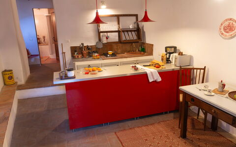 La Miccia: Mueble, Piso, Diseño De Interiores, Cocina, Mostrador, Encendiendo, Suelo, Gabinetes, Habitación, Aparato De Cocina