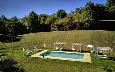 Podere Il Doccio: Propiedad, Piscina, Casa, Hierba, Cielo, Inmuebles, Arquitectura, Ocio, Bienes Raíces, El Terreno Del Lote