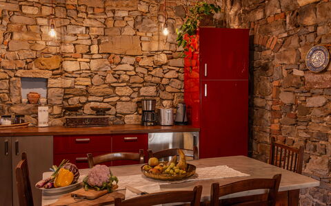 Casa Di Vignolo: Pared, Mueble, Diseño De Interiores, Piso, Cocina, Pared De Piedra, Habitación, Gabinetes, Techo, Mostrador