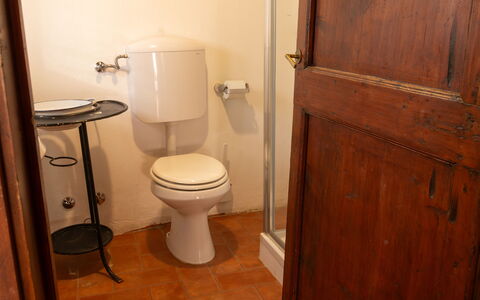Casa Di Vignolo: Asiento Del Baño, Baño, Arreglo De Tubería, Madera, Baño, Suelo, Piso, Marrón, Plomería, Habitación