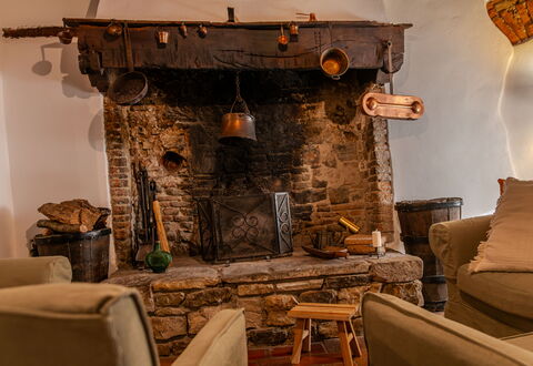 Casa Di Vignolo: Mueble, Madera, Diseño De Interiores, Encendiendo, Sala, Habitación, Silla, Hogar, Madera Dura, Material Natural