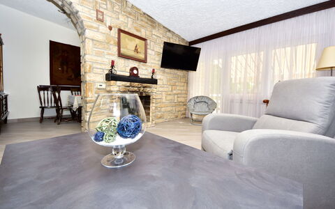 Goga: Propiedad, Mueble, Mesa, Marco, Madera, Edificio, Textil, Sala, Diseño De Interiores, Comodidad