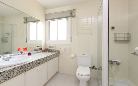 Annamaria: Arreglo De Tubería, Grifo, Espejo, Lavabo, Propiedad, Lavabo Del Baño, Baño, Asiento Del Baño, Edificio, Ventana