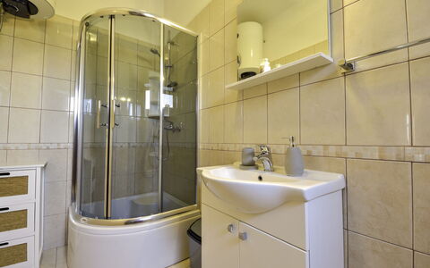 Pusa: Grifo, Arreglo De Tubería, Espejo, Puerta De La Ducha, Alcachofa De La Ducha, Lavabo, Mueble De Baño, Baño, Ducha