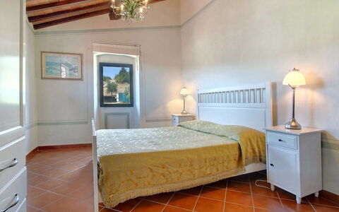 Villa Stolli: Habitación, Mueble, Habitación, Cama, Propiedad, Sábana, Marco De La Cama, Diseño De Interiores, Suelo, Techo