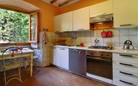 Villa Acacia: Mostrador, Habitación, Cocina, Propiedad, Gabinetes, Mueble, Edificio, Casa, Suelos De Madera, Suelo