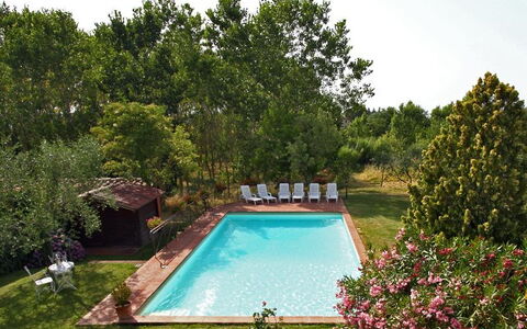 Villa Acacia: Piscina, Propiedad, Paisaje Natural, Casa, Árbol, Bienes Raíces, Inmuebles, Jardín, Edificio, Patio Interior