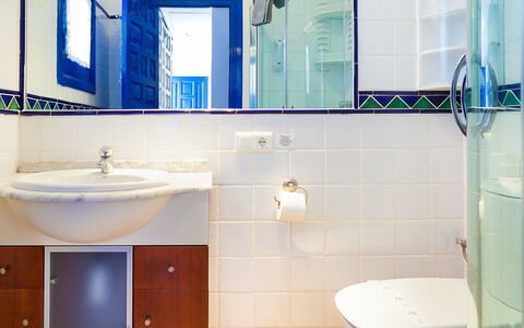 Nerja Penthouse: Grifo, Espejo, Lavabo, Arreglo De Tubería, Propiedad, Lavabo Del Baño, Mueble De Baño, Púrpura, Baño, Azur