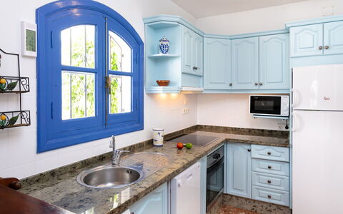 Nerja Penthouse: Mostrador, Gabinetes, Fregadero, Lavabo, Grifo, Propiedad, Ventana, Cocina, Arreglo De Tubería, Edificio