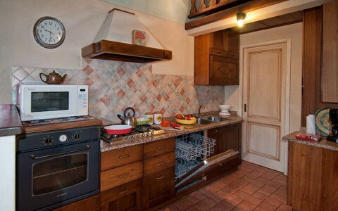 Il Nido In Garfagnana: Mostrador, Gabinetes, Habitación, Mueble, Cocina, Propiedad, Suelo, Edificio, Estufa De Cocina, Madera Dura