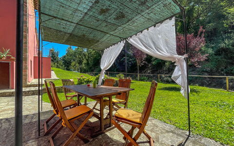 Mulino a Montegonzi Di Rimaggio: Planta, Mesa, Mueble, Mesa Al Aire Libre, Sombra, Edificio, Mueble Para Exteriores, Silla, Árbol, Ocio