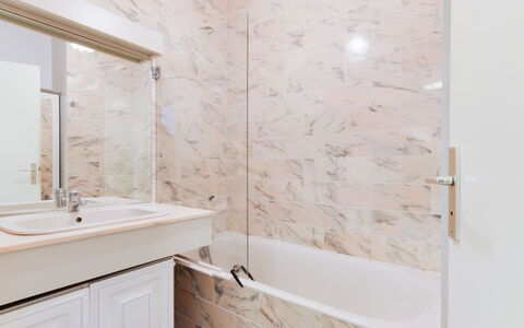 Deauville-Trouville 283: Arreglo De Tubería, Propiedad, Grifo, Lavabo, Mueble De Baño, Alcachofa De La Ducha, Espejo, Baño, Ducha