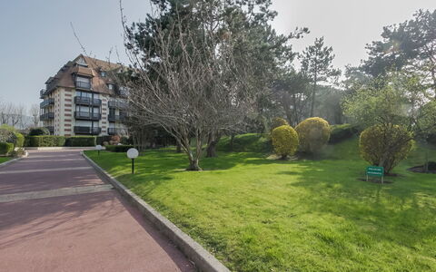 Deauville-Trouville 283: Planta, Edificio, Cielo, Ventana, Árbol, El Terreno Del Lote, Superficie De La Carretera, Casa, Hierba, Paisaje Natural