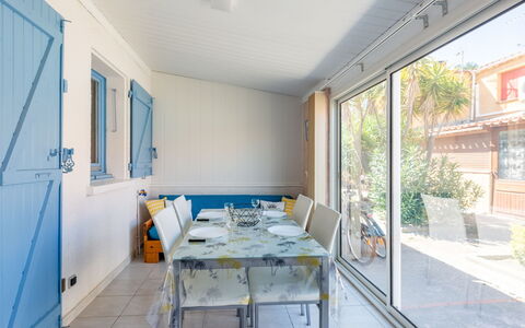 Les Patios de la Mer: Planta, Ventana, Mueble, Mesa, Edificio, Madera, Diseño De Interiores, Silla, Suelo