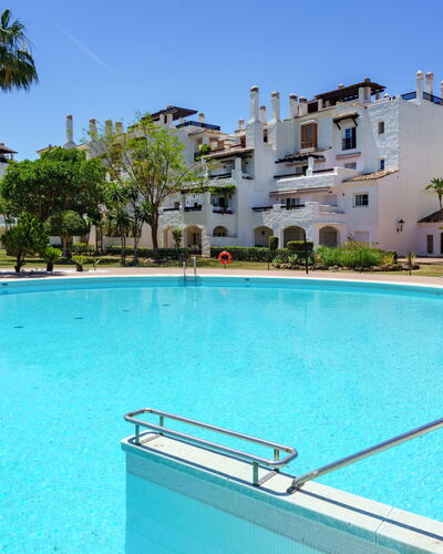 Las Adelfas: Agua, Cielo, Planta, Edificio, Piscina, Azur, Árbol, Ocio, Agua, Casa