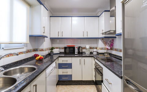 Apartamentos Pueblo Valleverde: Propiedad, Habitación, Mostrador, Cocina, Gabinetes, Mueble, Amarillo, Edificio, Diseño De Interiores, Bienes Raíces
