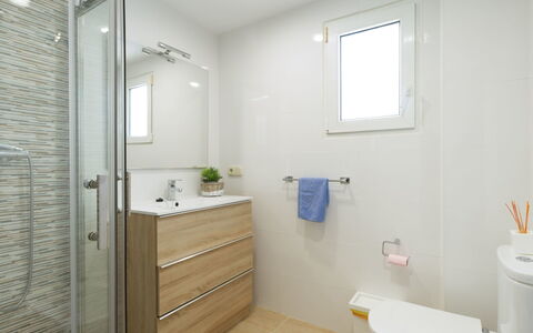 Apartamentos Pueblo Valleverde: Baño, Habitación, Propiedad, Bienes Raíces, Suelo, Diseño De Interiores, Edificio, Loseta, Casa, Arquitectura
