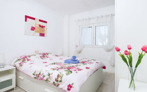 Apartamentos Pueblo Valleverde: Habitación, Cama, Habitación, Mueble, Sábana, Propiedad, Lecho, Rosado, Marco De La Cama, Diseño De Interiores