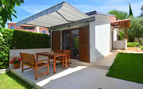 Dunja: Propiedad, Casa, Edificio, Casa, Patio Interior, Bienes Raíces, Barrio Residencial, Techo, Yarda, Fachada