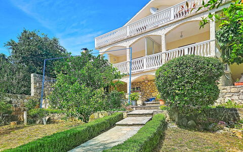 Matal: Arbusto, Barrio Residencial, Inmuebles, Jardín, Hacienda, Mansión, Villa, Balcón, Porche