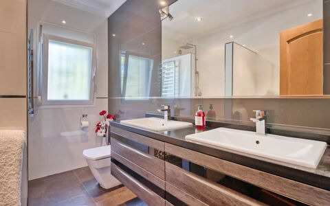 Costa Celia: Baño, Habitación, Propiedad, Diseño De Interiores, Suelo, Edificio, Bañera, Grifo, Arquitectura, Mueble