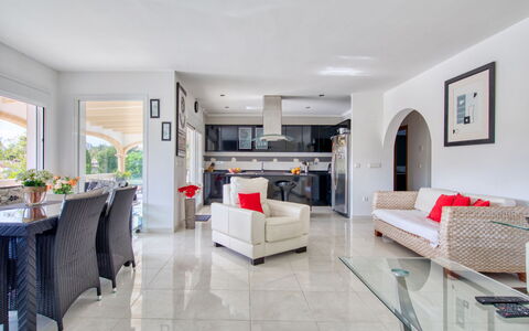 Costa Celia: Propiedad, Habitación, Mueble, Diseño De Interiores, Edificio, Sala, Techo, Suelo, Casa, Bienes Raíces